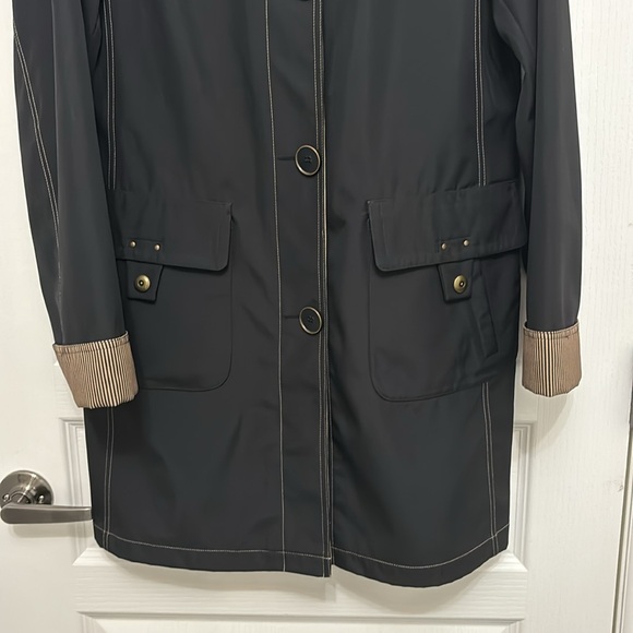 Women’s Rain Jacket - Picture 3 of 9